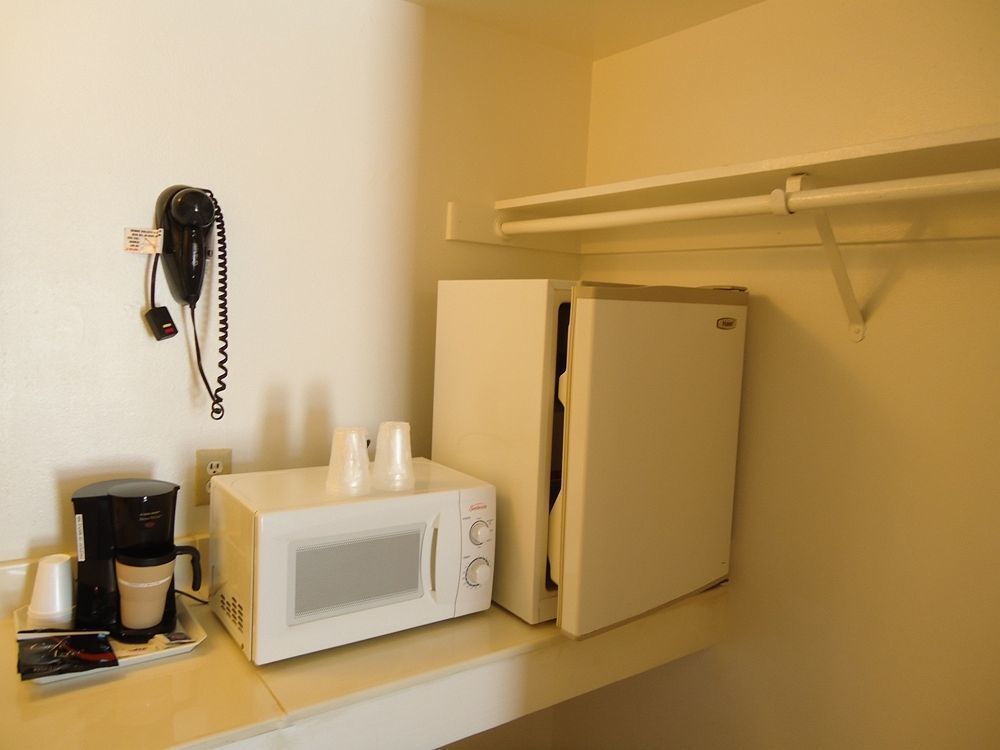 Maple Inn And Suites לוס באנוס מראה חיצוני תמונה